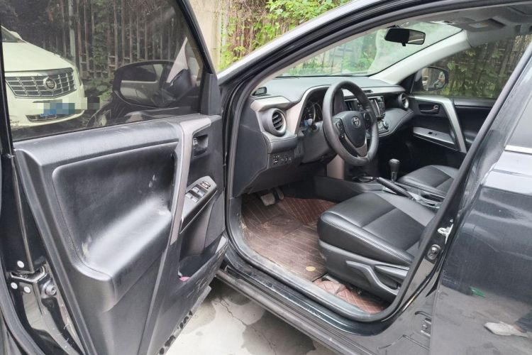 Used Toyota RAV4 2016 2.0L CVT Two-Wheel Drive Fashion Edition China V Standard Driver Seat
