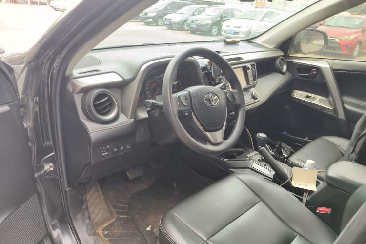 Used Toyota RAV4 2016 2.0L CVT Two-Wheel Drive Fashion Edition China V Standard Driver Seat