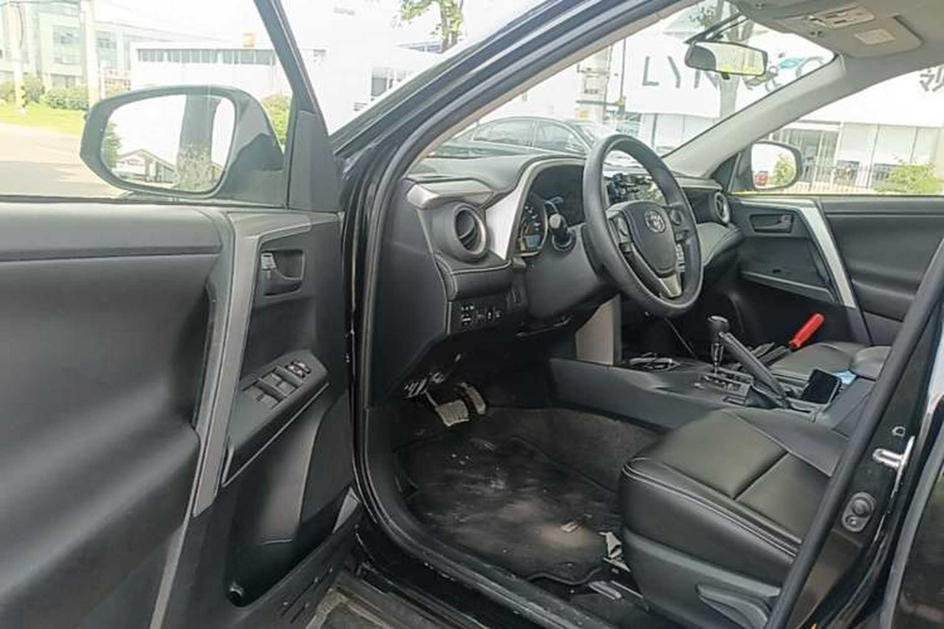 Used Toyota RAV4 2016 2.0L CVT Two-Wheel Drive Fashion Edition China V Standard Driver Seat