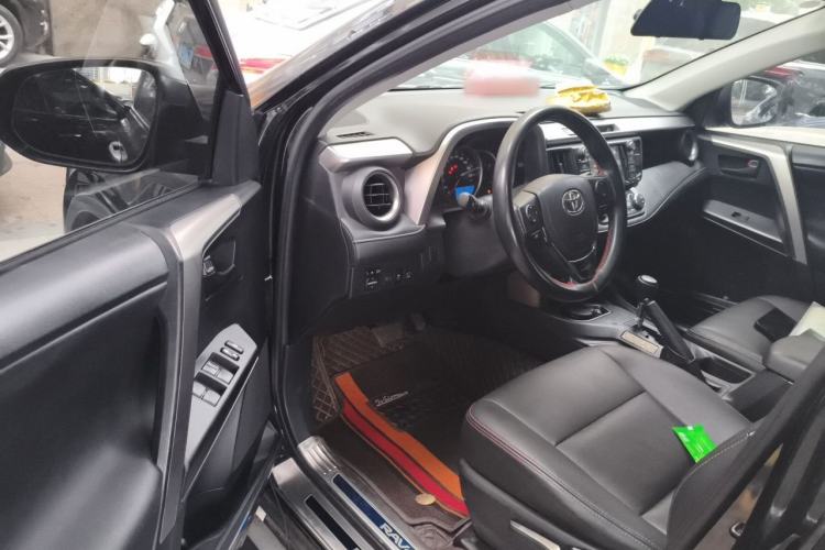 Used Toyota RAV4 2016 2.0L CVT Two-Wheel Drive Fashion Edition China V Standard Driver Seat