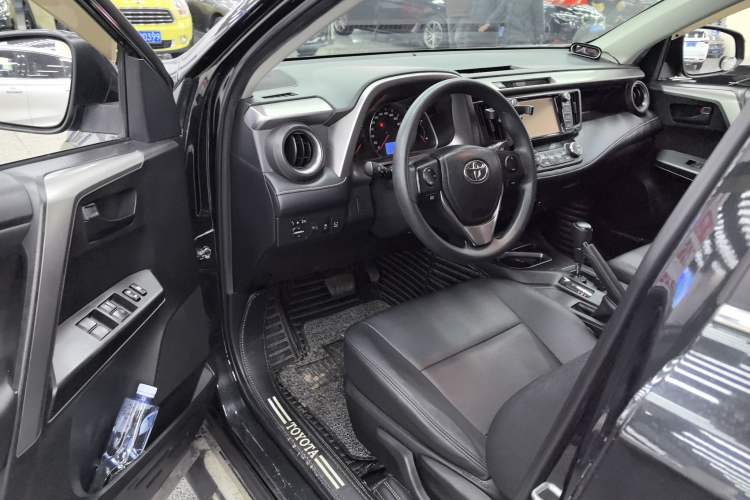 Used Toyota RAV4 2016 2.0L CVT Two-Wheel Drive Fashion Edition China V Standard Driver Seat