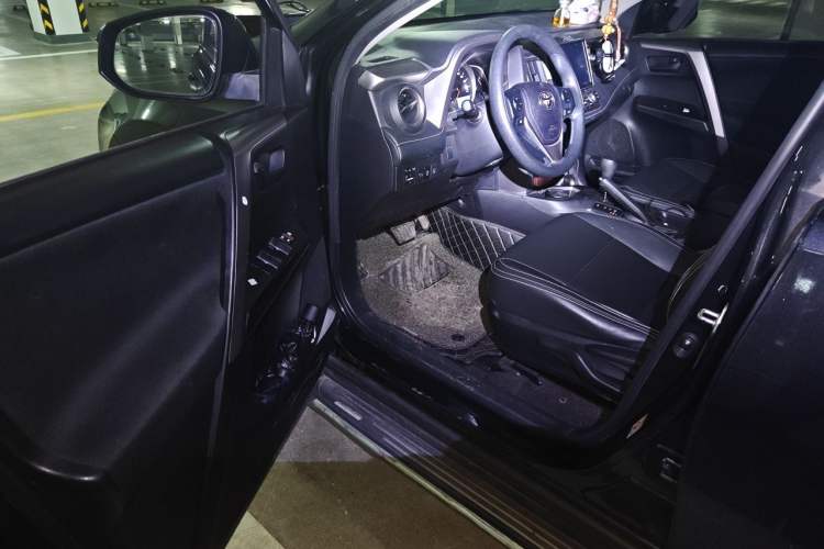 Used Toyota RAV4 2016 2.0L CVT Two-Wheel Drive Fashion Edition China V Standard Driver Seat