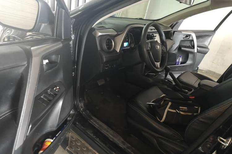 Used Toyota RAV4 2016 2.0L CVT Two-Wheel Drive Fashion Edition China V Standard Driver Seat