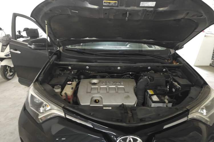 Used Toyota RAV4 2016 2.0L CVT Two-Wheel Drive Fashion Edition China V Standard Engine Bay Right
