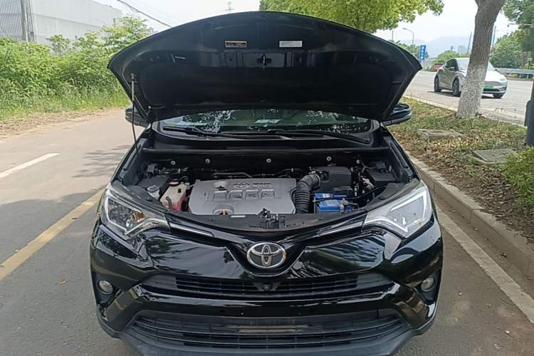 Used Toyota RAV4 2016 2.0L CVT Two-Wheel Drive Fashion Edition China V Standard Engine Bay
