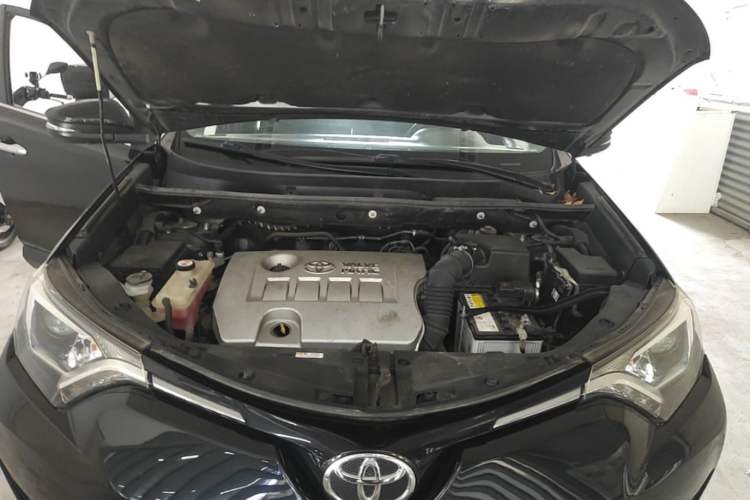 Used Toyota RAV4 2016 2.0L CVT Two-Wheel Drive Fashion Edition China V Standard Engine Bay