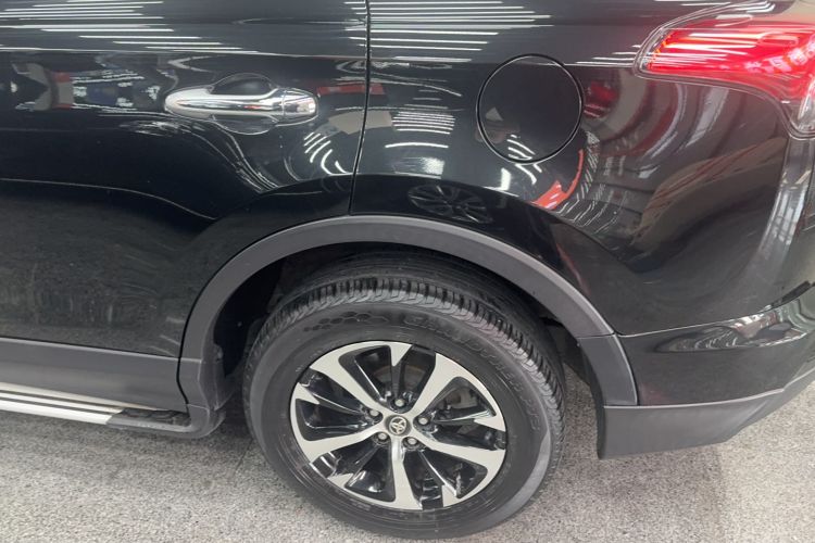 Used Toyota RAV4 2016 2.0L CVT Two-Wheel Drive Fashion Edition China V Standard Exterior 1