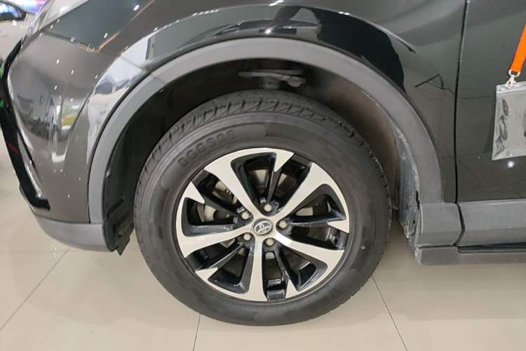 Used Toyota RAV4 2016 2.0L CVT Two-Wheel Drive Fashion Edition China V Standard Exterior 2