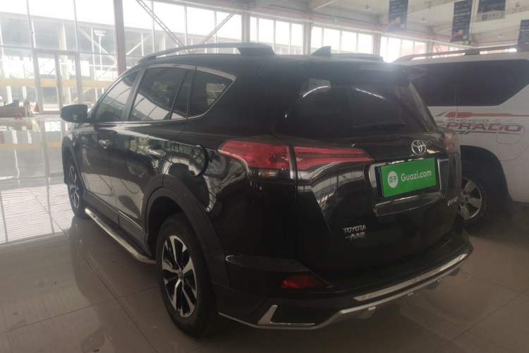 Used Toyota RAV4 2016 2.0L CVT Two-Wheel Drive Fashion Edition China V Standard Exterior 2