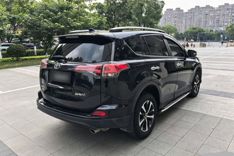 Used Toyota RAV4 2016 2.0L CVT Two-Wheel Drive Fashion Edition China V Standard Exterior 3