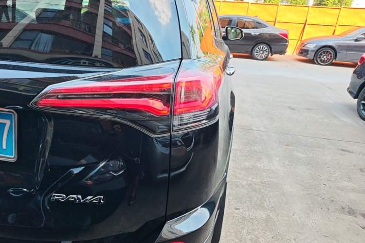 Used Toyota RAV4 2016 2.0L CVT Two-Wheel Drive Fashion Edition China V Standard Exterior 3