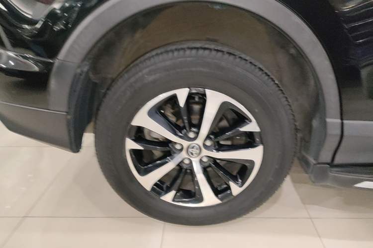 Used Toyota RAV4 2016 2.0L CVT Two-Wheel Drive Fashion Edition China V Standard Exterior 3
