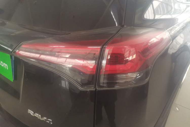 Used Toyota RAV4 2016 2.0L CVT Two-Wheel Drive Fashion Edition China V Standard Exterior 3