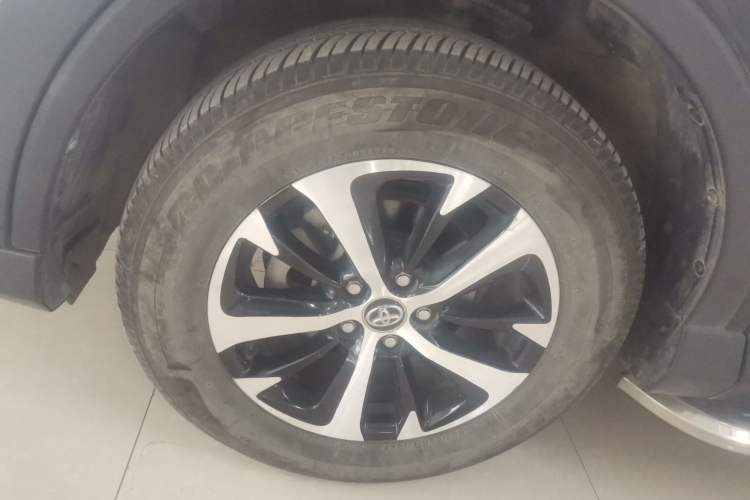 Used Toyota RAV4 2016 2.0L CVT Two-Wheel Drive Fashion Edition China V Standard Exterior 4