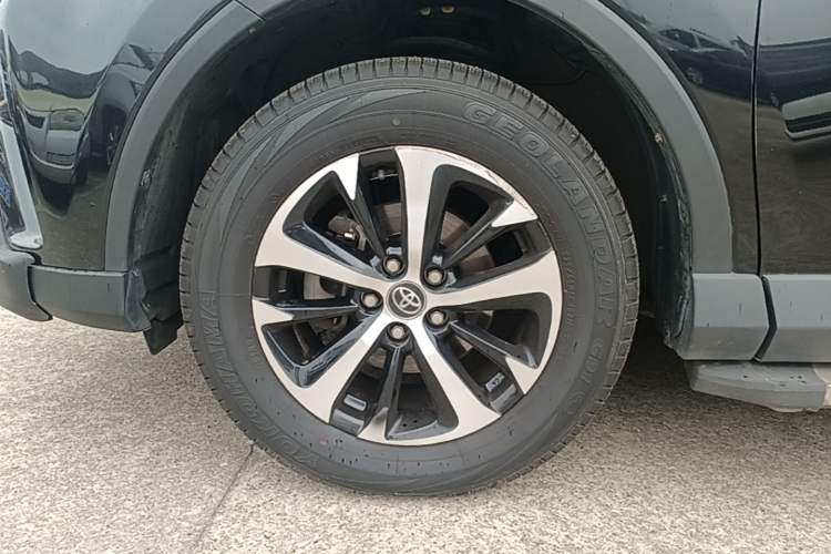 Used Toyota RAV4 2016 2.0L CVT Two-Wheel Drive Fashion Edition China V Standard Exterior 4