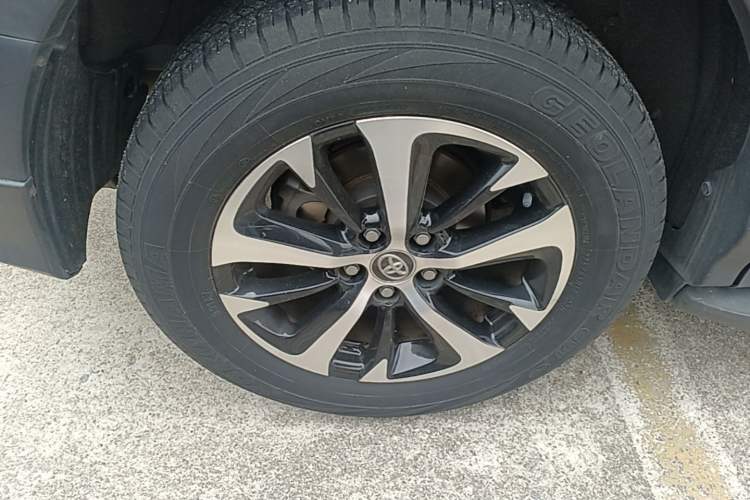 Used Toyota RAV4 2016 2.0L CVT Two-Wheel Drive Fashion Edition China V Standard Exterior 5