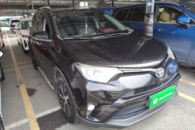 Used Toyota RAV4 2016 2.0L CVT Two-Wheel Drive Fashion Edition China V Standard Front Right 45 Deg