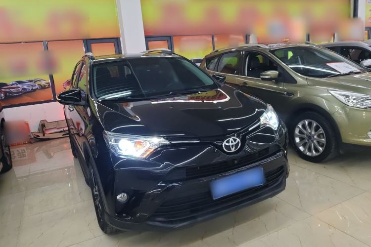 Used Toyota RAV4 2016 2.0L CVT Two-Wheel Drive Fashion Edition China V Standard Front Right 45 Deg