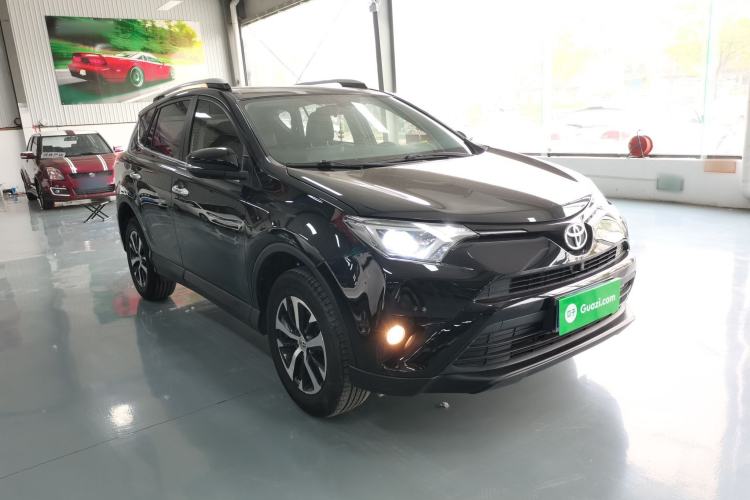 Used Toyota RAV4 2016 2.0L CVT Two-Wheel Drive Fashion Edition China V Standard Front Right 45 Deg