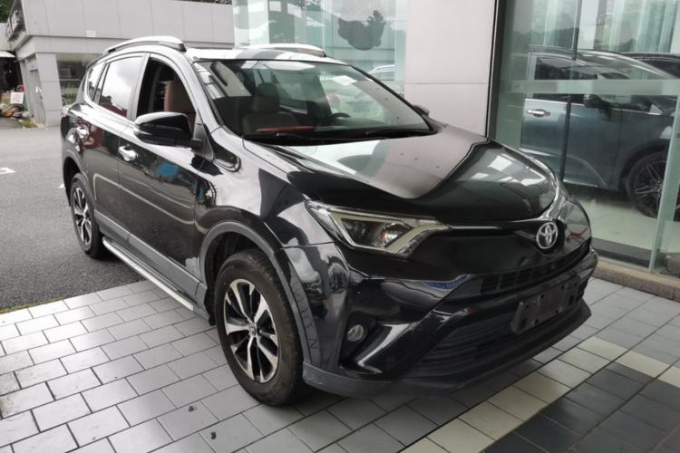 Used Toyota RAV4 2016 2.0L CVT Two-Wheel Drive Fashion Edition China V Standard Front Right 45 Deg