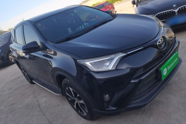 Used Toyota RAV4 2016 2.0L CVT Two-Wheel Drive Fashion Edition China V Standard Front Right 45 Deg