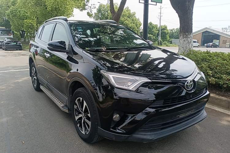 Used Toyota RAV4 2016 2.0L CVT Two-Wheel Drive Fashion Edition China V Standard Front Right 45 Deg
