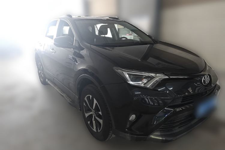 Used Toyota RAV4 2016 2.0L CVT Two-Wheel Drive Fashion Edition China V Standard Front Right 45 Deg