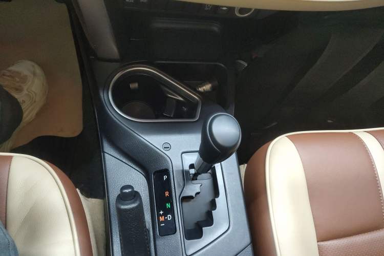 Used Toyota RAV4 2016 2.0L CVT Two-Wheel Drive Urban Edition China V Standard Gear Lever