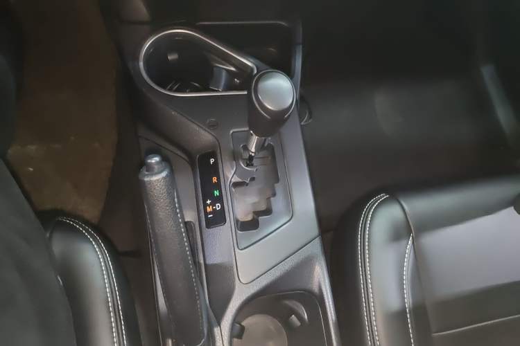 Used Toyota RAV4 2016 2.0L CVT Two-Wheel Drive Fashion Edition China V Standard Gear Lever