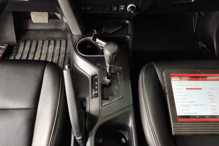 Used Toyota RAV4 2016 2.0L CVT Two-Wheel Drive Fashion Edition China V Standard Gear Lever