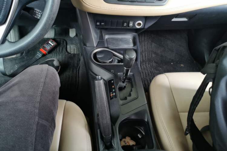Used Toyota RAV4 2016 2.0L CVT Two-Wheel Drive Fashion Edition China V Standard Gear Lever