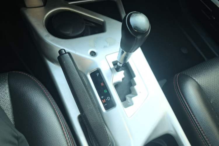 Used Toyota RAV4 2016 2.0L CVT Two-Wheel Drive Fashion Edition China V Standard Gear Lever