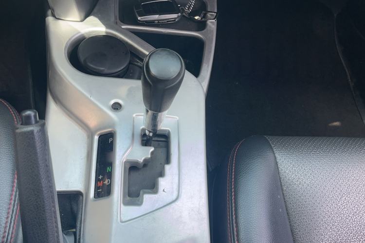 Used Toyota RAV4 2016 2.0L CVT Two-Wheel Drive Fashion Edition China V Standard Gear Lever
