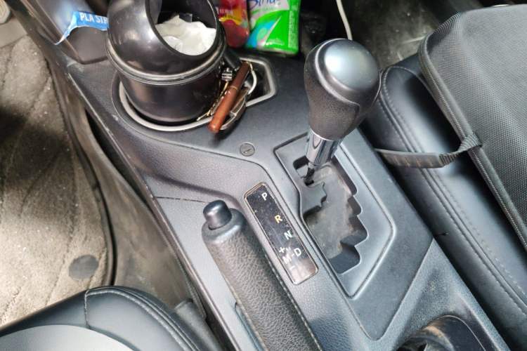 Used Toyota RAV4 2016 2.0L CVT Two-Wheel Drive Fashion Edition China V Standard Gear Lever