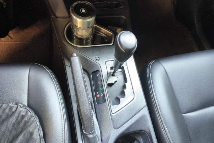 Used Toyota RAV4 2016 2.0L CVT Two-Wheel Drive Fashion Edition China V Standard Gear Lever