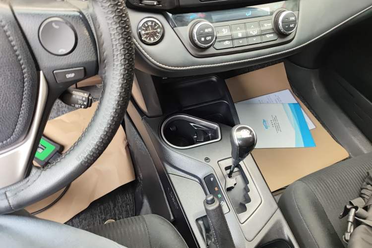 Used Toyota RAV4 2016 2.0L CVT Two-Wheel Drive Fashion Edition China V Standard Gear Lever