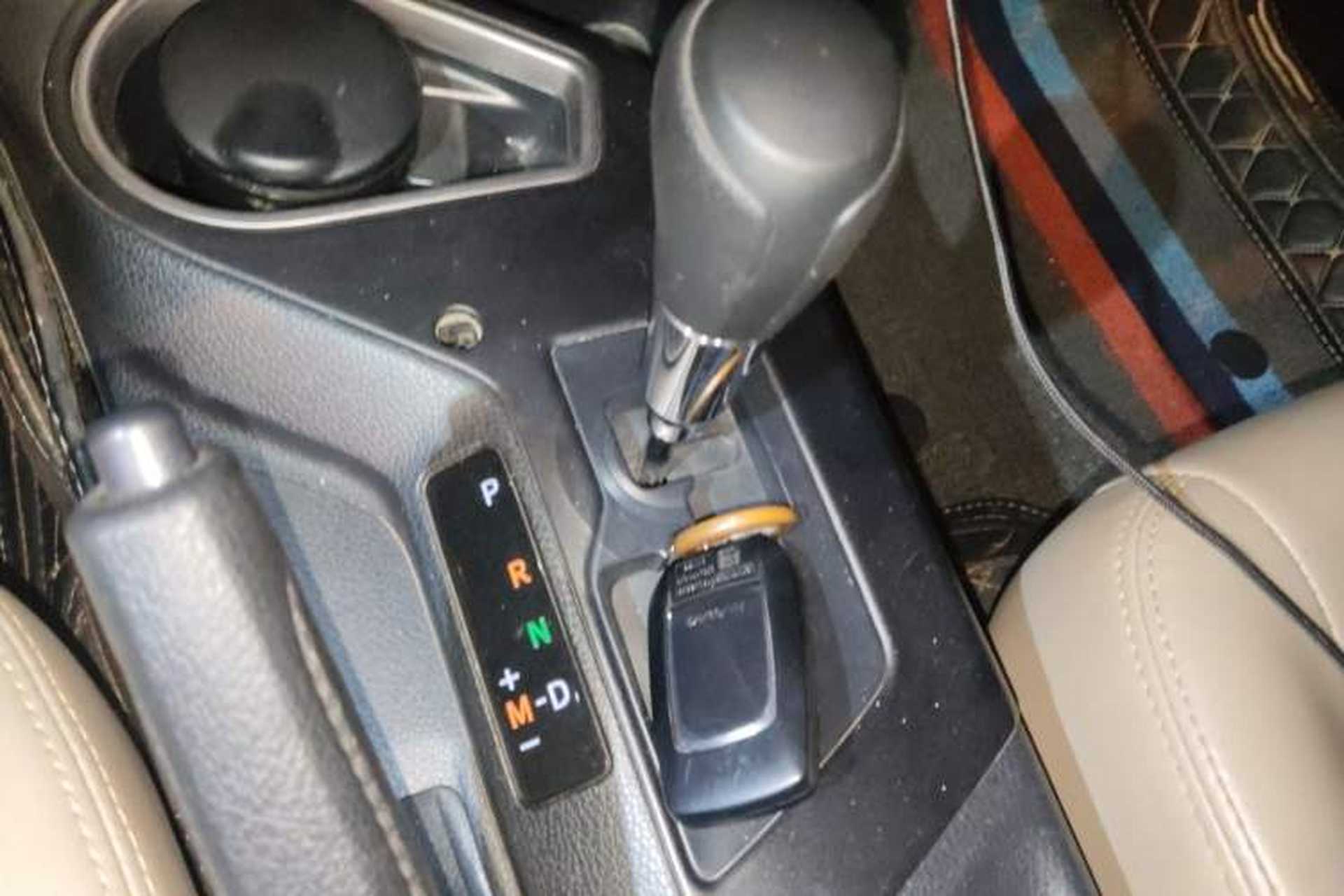 Used Toyota RAV4 2016 2.0L CVT Two-Wheel Drive Fashion Edition China V Standard Gear Lever
