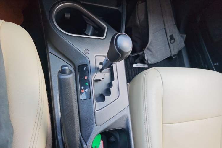 Used Toyota RAV4 2016 2.0L CVT Two-Wheel Drive Fashion Edition China V Standard Gear Lever