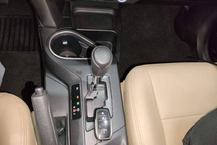 Used Toyota RAV4 2016 2.0L CVT Two-Wheel Drive Fashion Edition China V Standard Gear Lever