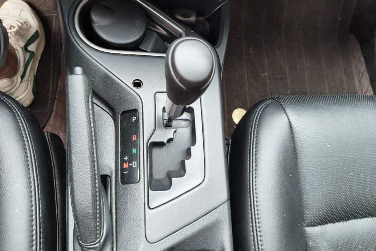 Used Toyota RAV4 2016 2.0L CVT Two-Wheel Drive Fashion Edition China V Standard Gear Lever