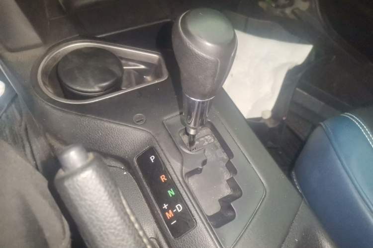 Used Toyota RAV4 2016 2.0L CVT Two-Wheel Drive Fashion Edition China V Standard Gear Lever