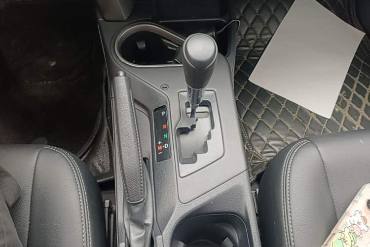 Used Toyota RAV4 2016 2.0L CVT Two-Wheel Drive Fashion Edition China V Standard Gear Lever