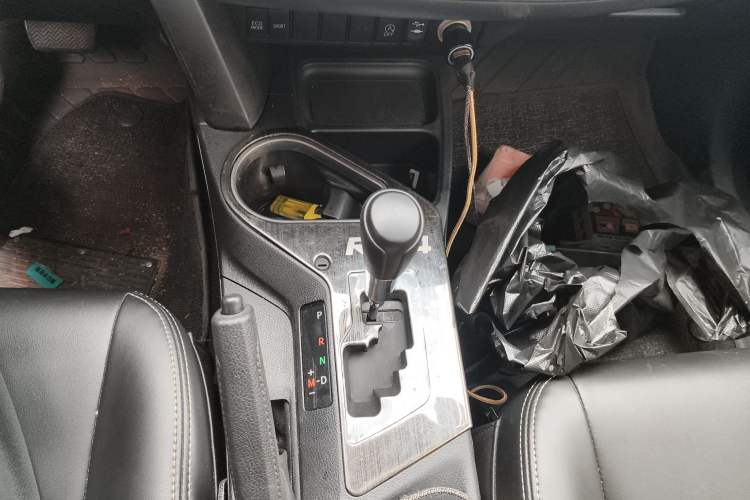 Used Toyota RAV4 2016 2.0L CVT Two-Wheel Drive Fashion Edition China V Standard Gear Lever