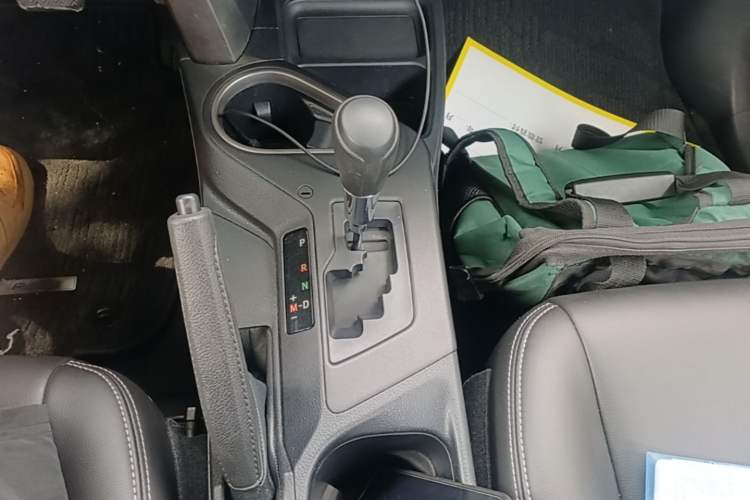 Used Toyota RAV4 2016 2.0L CVT Two-Wheel Drive Fashion Edition China V Standard Gear Lever