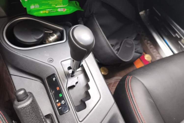 Used Toyota RAV4 2016 2.0L CVT Two-Wheel Drive Fashion Edition China V Standard Gear Lever