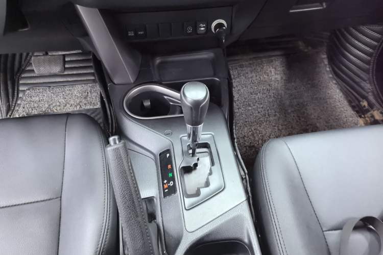 Used Toyota RAV4 2016 2.0L CVT Two-Wheel Drive Fashion Edition China V Standard Gear Lever