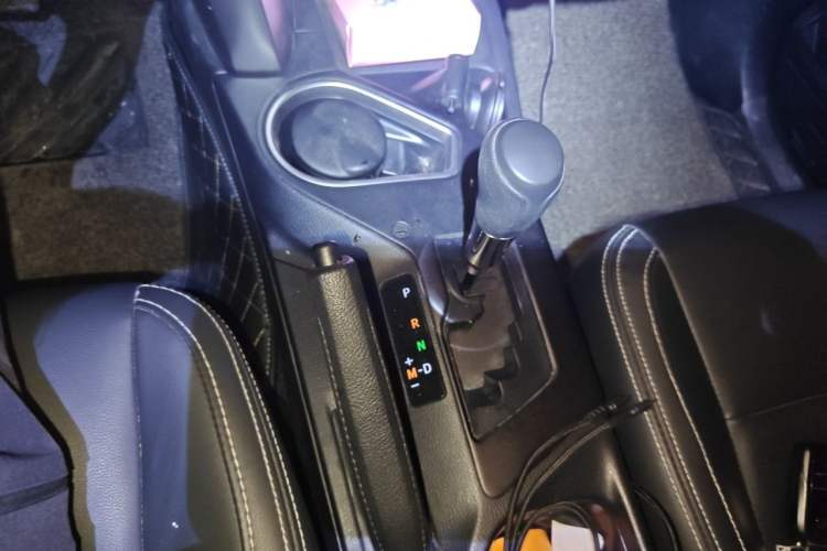 Used Toyota RAV4 2016 2.0L CVT Two-Wheel Drive Fashion Edition China V Standard Gear Lever
