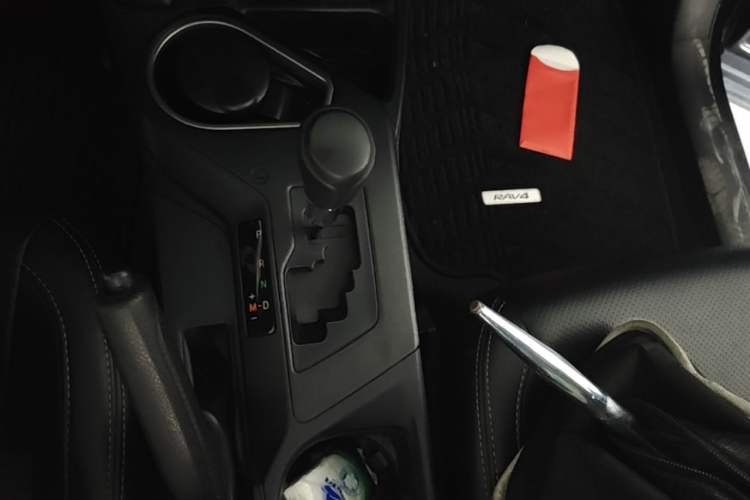 Used Toyota RAV4 2016 2.0L CVT Two-Wheel Drive Fashion Edition China V Standard Gear Lever