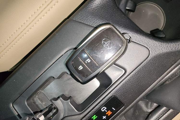 Used Toyota RAV4 2016 2.0L CVT Two-Wheel Drive Fashion Edition China V Standard Interior 1