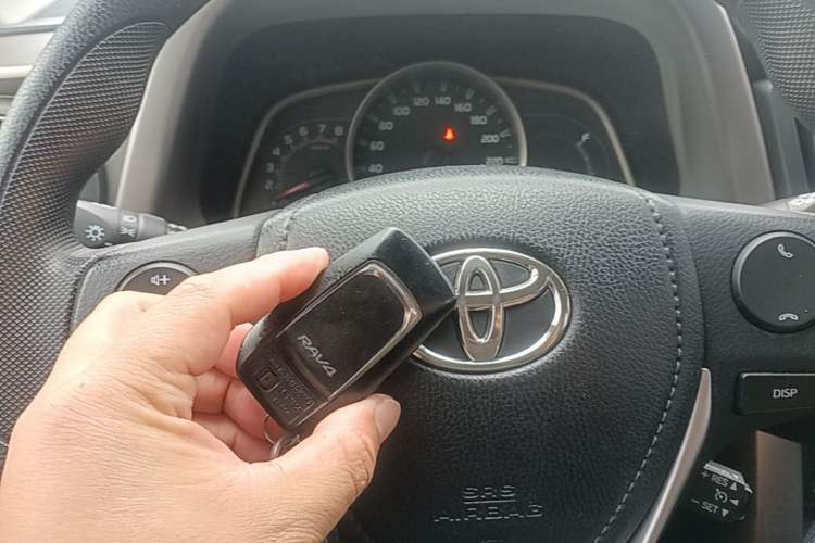 Used Toyota RAV4 2016 2.0L CVT Two-Wheel Drive Fashion Edition China V Standard Interior 1